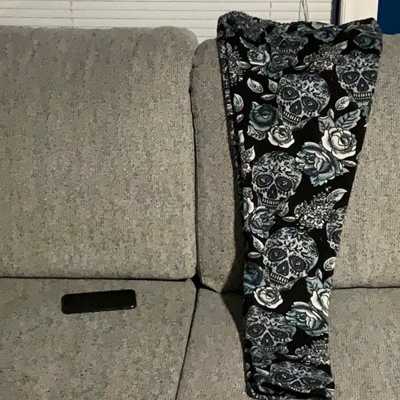 JUST COZY LEGGINGS, SIZE XL Skull and Pattern pairs 20 for both,Amazing!!! - Picture 2 of 3